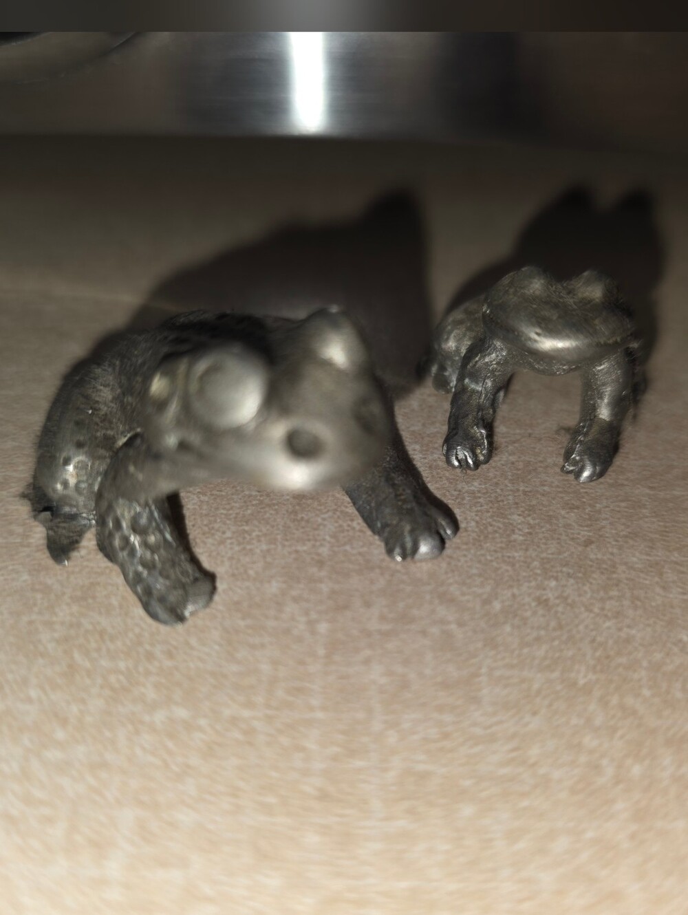 2PC Mini  PEWTER FROGS BABY & PARENT AMPHIBIAN SET NO SEPARATING SUPER COOL 🐸